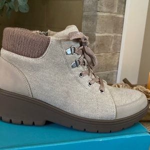 Bzees very cute boot new in box never worn